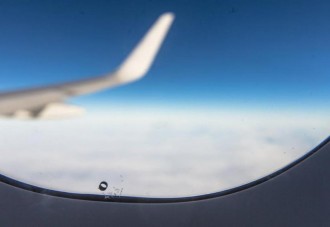 Pánico a bordo de un avión: una ventanilla se rompe en pleno vuelo y el miedo se apodera de los pasajeros