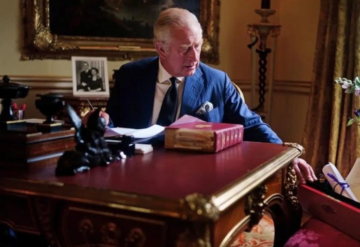El detalle que sorprende a todos: la primera foto de Carlos III en su despacho no pasa desapercibida