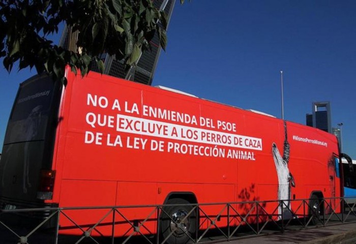 NOTIFICACION DE FAADA. Un autobús con la imagen de Pedro Sánchez y un galgo ahorcado recorrerá Madrid para pedir al PSOE la retirada de su enmienda a la Ley de Protección Animal.