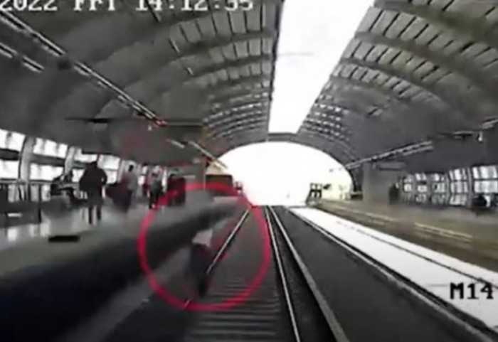 Milagro en una estación de tren: un hombre cae a las vías y el tren le pasa por encima