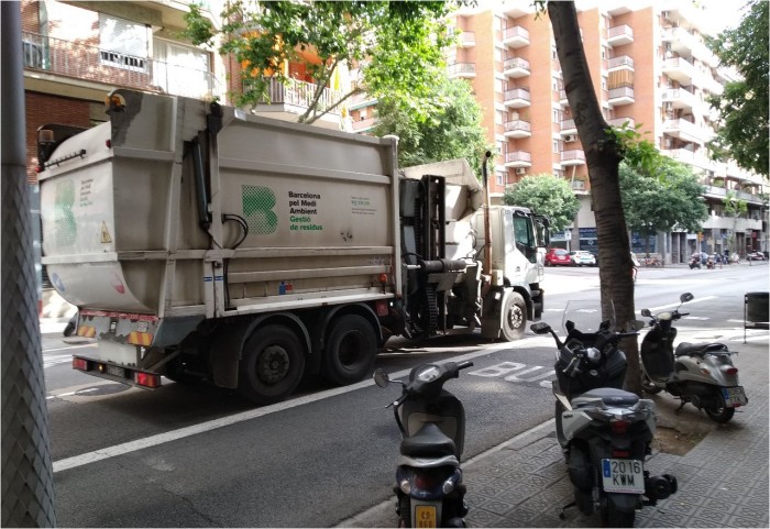Trágico accidente a plena luz del día: un camión de la basura mata a una mujer en Barcelona