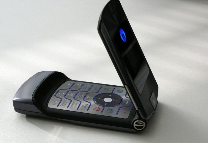 Este teléfono no es un iPhone, pero arrasa entre la Generación Z