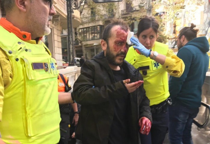 Tiró por las escaleras a un hombre por llevar la bandera de España y ahora pagará las consecuencias