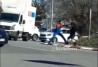 Vídeo: una discusión de tráfico acaba en una salvaje pelea a puñetazos entre dos conductores